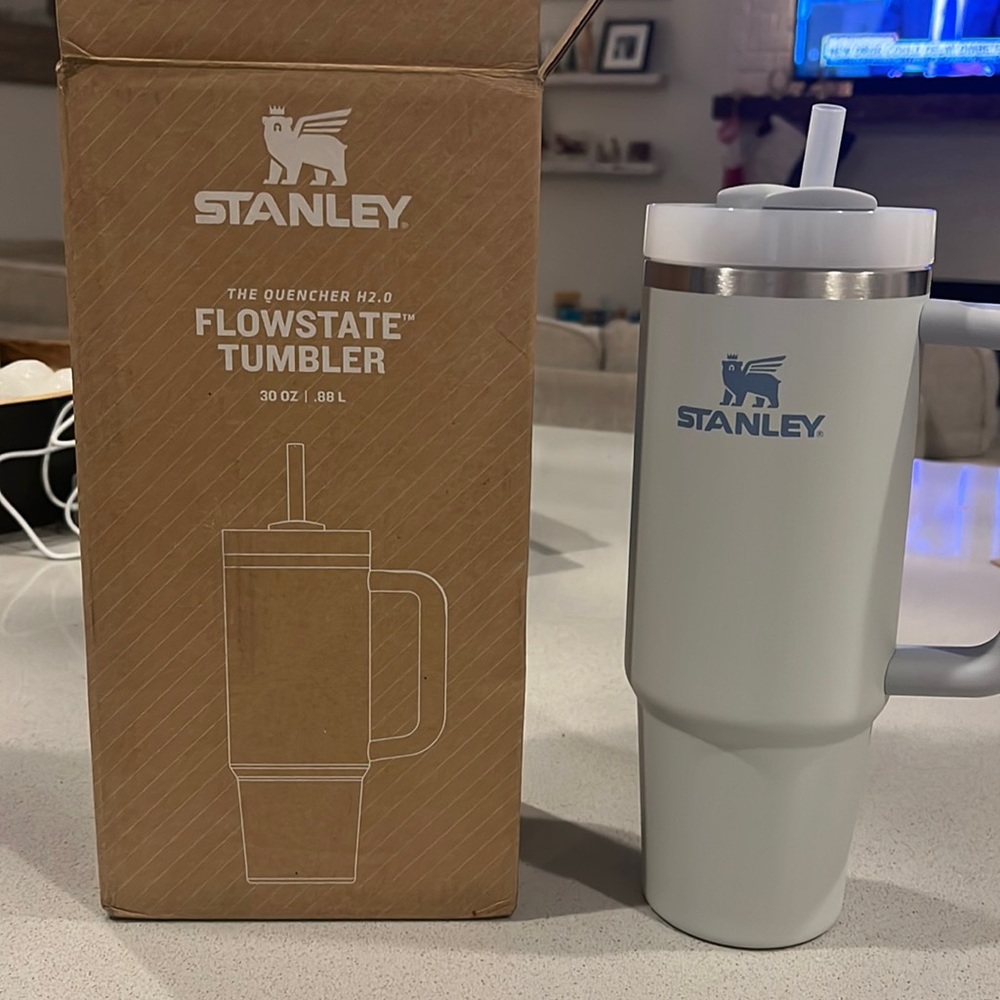 Stanley 30 oz. Quencher NWT